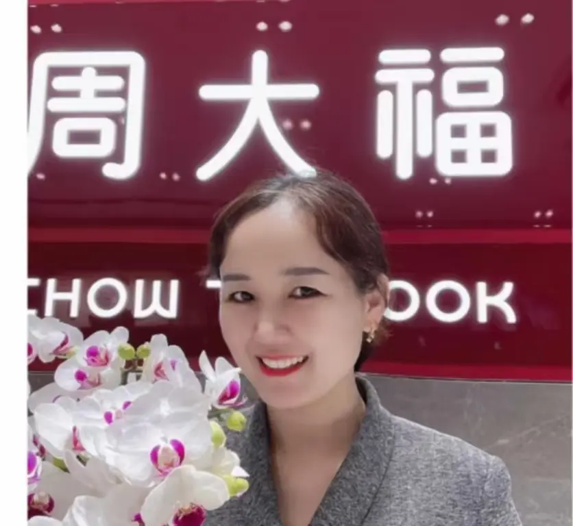 盐城周大福金店一拖三事件，盐城射阳一拖三 周大福（附完整版视频）盐城射阳一拖三 周大福（附完整版视频）盐城周大福金店一拖三事件